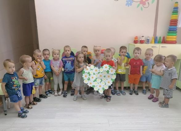 Коллективная работа "Ромашки к дню семьи" детей группы "Совушки" (июнь 2021 г.)
