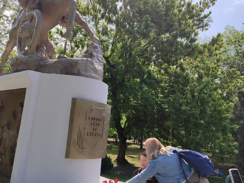 Возложение цветов к памятнику Героям битвы за Кубань в Великой Отечественной войне