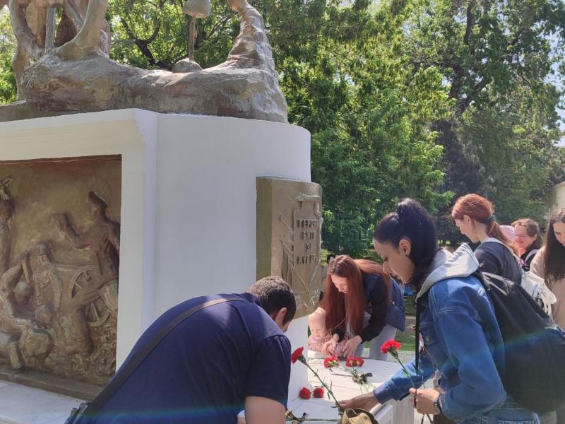 Возложение цветов к памятнику Героям битвы за Кубань в Великой Отечественной войне