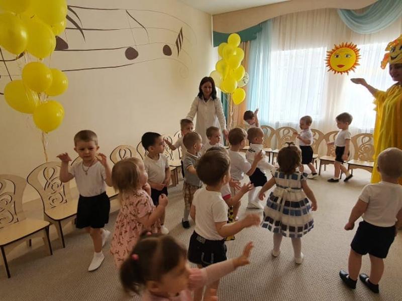 солнышко в гостях у малышей