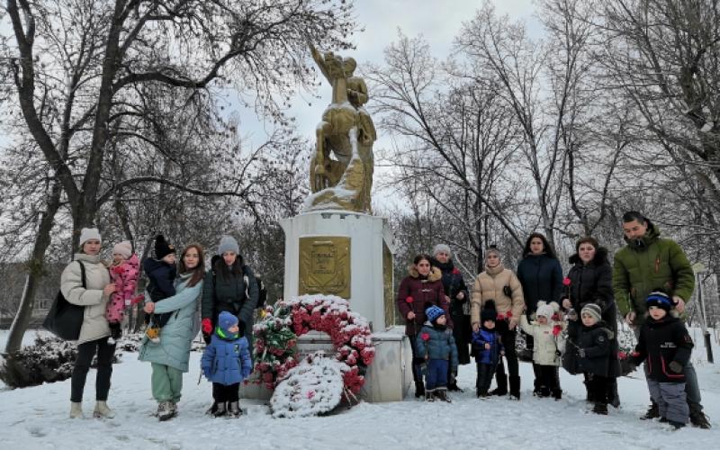 Возложение цветов к монументу "Героям битвы за Кубань"